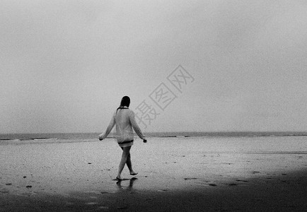 女孩在海滩上散步图片