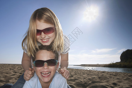 海滩上戴太阳镜的男女图片