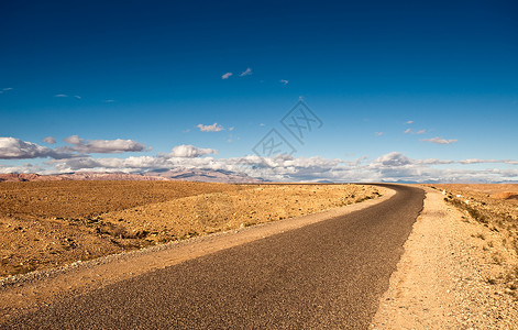 从摩洛哥瓦扎扎特到塔姆达赫特的公路高清图片