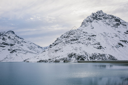 莫西尔奥地利加尔图尔西尔维塔水库和积雪覆盖的山脉背景