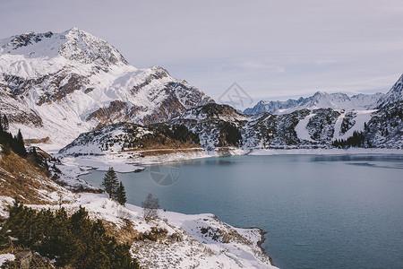 积雪覆盖的山脉图片