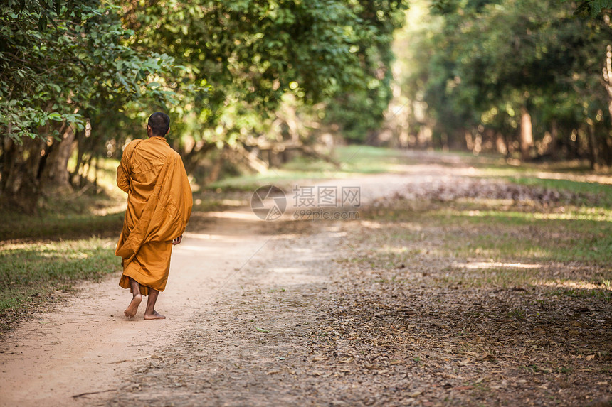 柬埔寨暹粒吴哥窟行走的年轻和尚图片