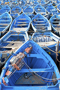 伊萨乌伊拉一排排蓝色渔船停泊在摩洛哥埃萨瓦伊拉的海滨背景