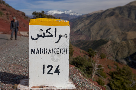 摩洛哥阿特拉斯山乡村公路马拉喀什里程碑特写图片