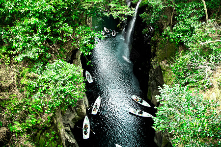 日本九州宫崎高桥瀑布船上的人高清图片