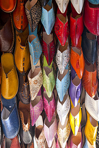 摩洛哥马拉喀什市场上的一排彩色皮拖鞋图片
