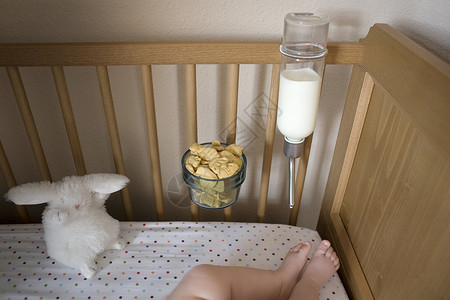 婴儿床上的喂食机图片
