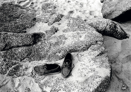 海滩岩石上的一双鞋图片