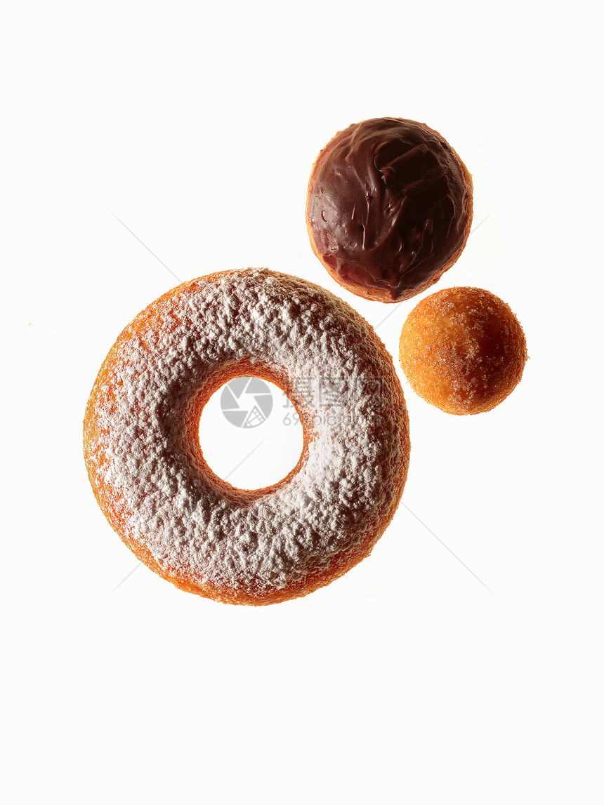 三个甜甜圈图片
