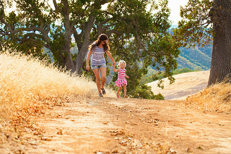 母亲和女儿玩得开心在美国加利福尼亚州迪亚波罗山州立公园图片