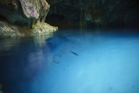 墨西哥塞诺特的洞穴和水景背景图片