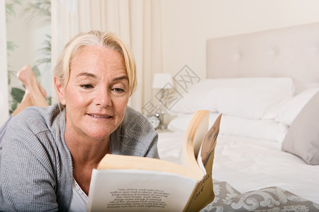 中年女人在卧室读书图片