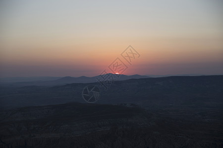 土耳其安纳托利亚卡帕多西亚日落时的景观剪影图片