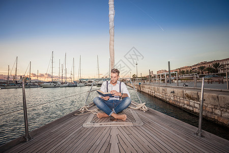 在意大利撒丁岛卡利亚里游艇上读书的年轻人图片