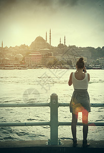 土耳其伊斯坦布尔博斯普鲁斯索菲亚教堂女游客后视图图片