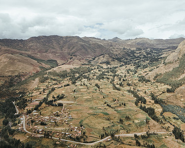 秘鲁圣谷奥利安塔泰坦博山谷和山脉景观高清图片