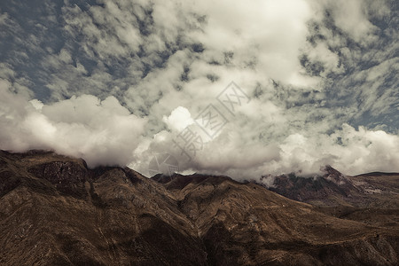 秘鲁圣谷奥利安塔泰坦博山上的云景高清图片