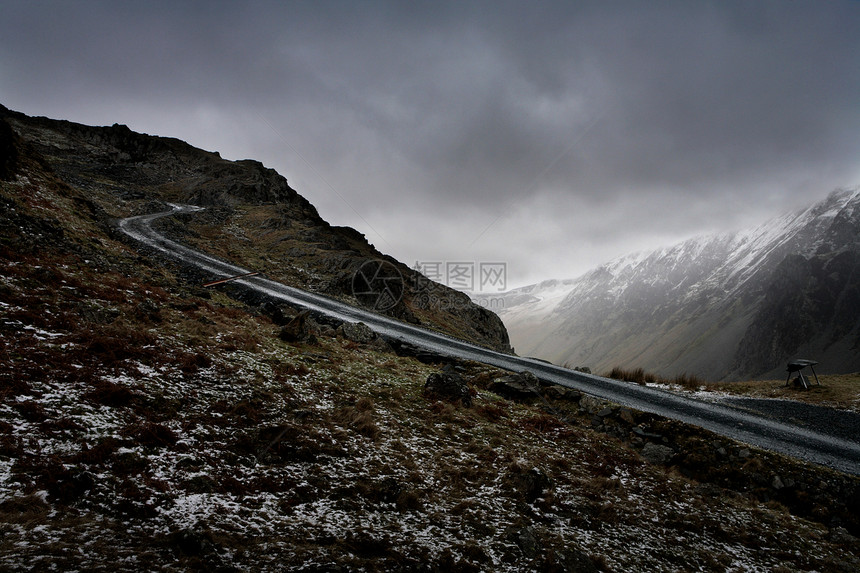 英国坎布里亚湖区雪山路图片