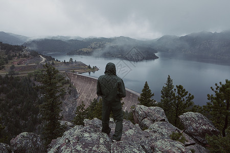 在美国科罗拉多州俯视大坝的人背景图片