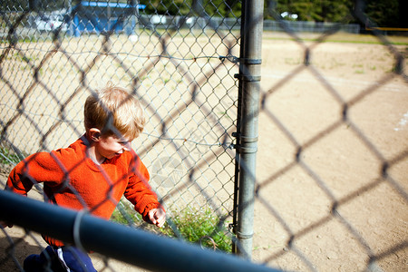 小男孩跑上棒球场图片