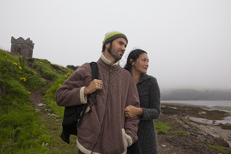 爱尔兰丁格尔半岛薄雾海岸漫步的中年夫妇图片