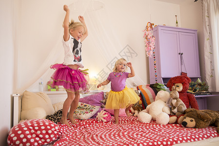 穿着芭蕾舞裙在床上跳舞的女孩图片
