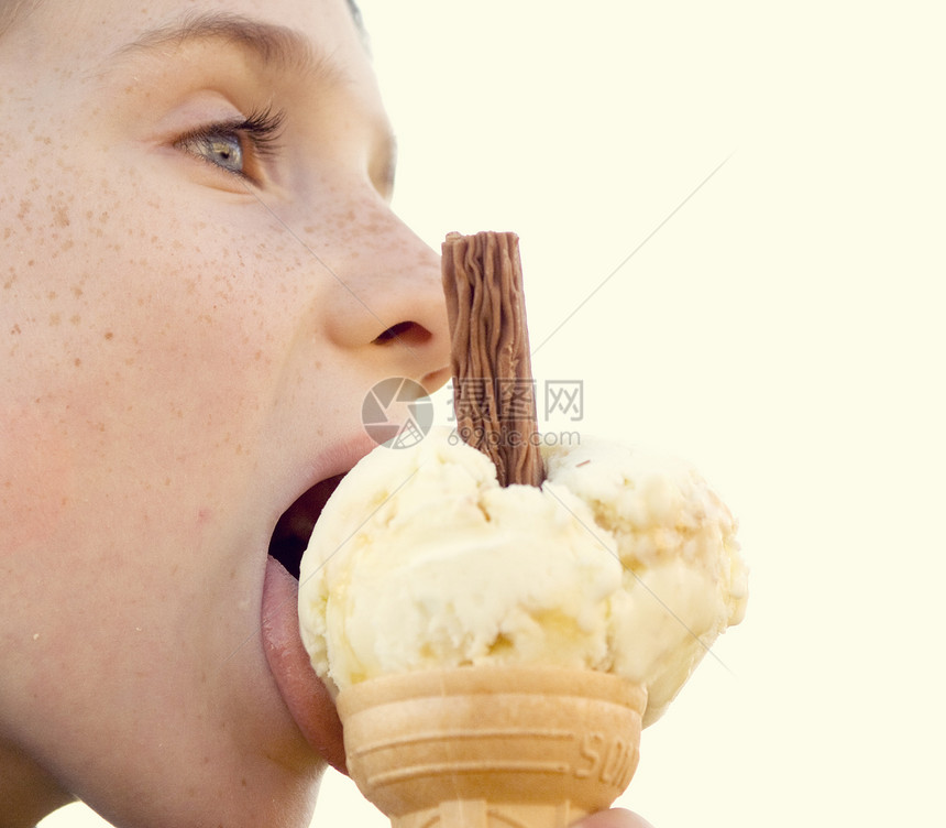 男孩舔冰淇淋蛋卷侧视图图片