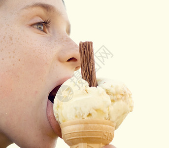 男孩舔冰淇淋蛋卷侧视图图片