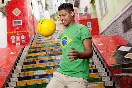 巴西图片一个穿着巴西上衣的年轻人在埃斯卡达里亚赛拉隆台阶前颠足球背景