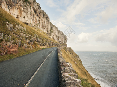 兰德酷路泽英国威尔士兰德诺悬崖边的空路背景