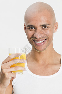 喝橙汁的男人图片