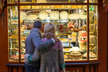 西班牙马略卡蛋糕店橱窗浪漫夫妇背影图片