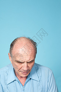 老年男性低头思考形象背景图片