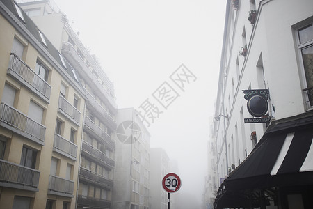 法国巴黎限速标志和建筑背景图片