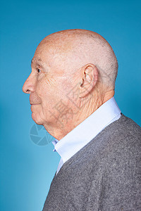 老年白人男性侧面背景图片