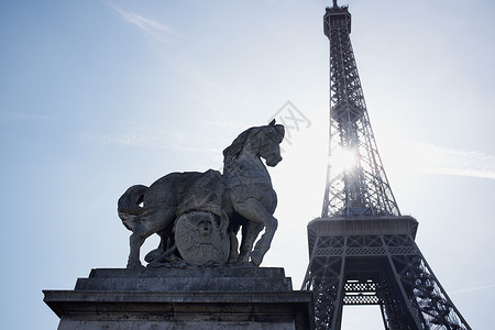 法国巴黎马雕像和埃菲尔铁塔图片