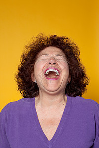 中年白人女性大笑背景图片