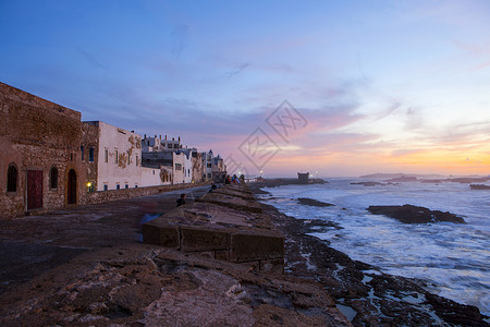 摩洛哥伊萨乌伊拉日落时的城墙和海滨背景