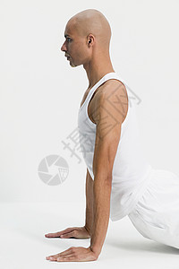 做瑜伽姿势的男人图片