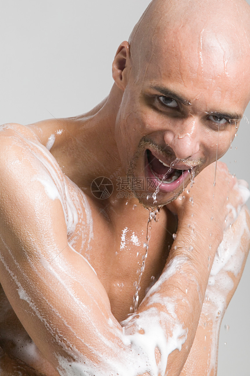 在洗澡的男人图片