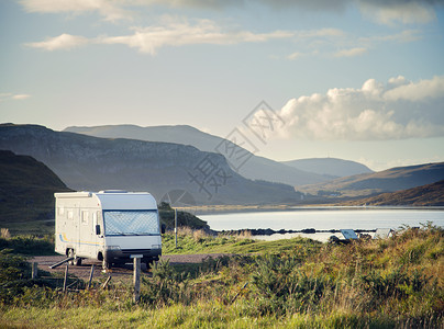乌拉盖湖露营车停在苏格兰乌拉坡湖旁边背景