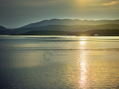 苏格兰高地日落时海边的景色背景图片