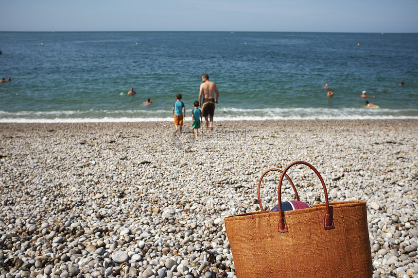 法国诺曼底海滩上父亲和两个儿子图片