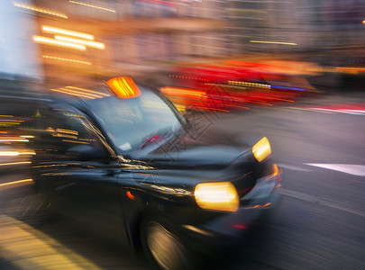 英国伦敦，黄昏时黑色出租车的运动模糊图片