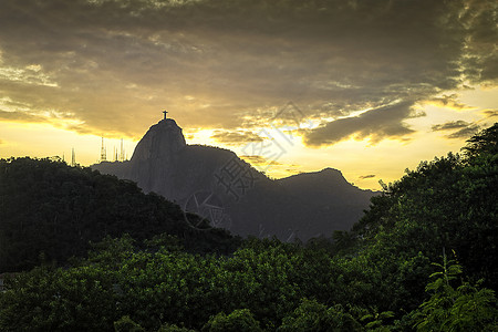 巴西里约热内卢，黄昏时分从莫罗·达·巴比罗尼亚看救世主雕像图片