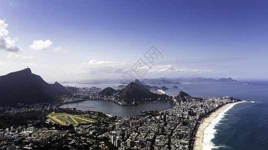 巴西城市从巴西里约热内卢Pedra Dois Irmaos看伊帕内玛海岸线背景