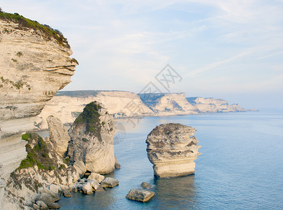 法国科西嘉省博纳法西奥附近的海岸悬崖和岩石堆背景
