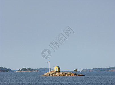 瑞典斯托克霍尔姆斯群岛上的孤独的黄色小屋图片