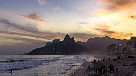 巴西里约热内卢，伊帕内玛海滩和摩罗多伊斯伊马奥斯黄昏景色背景图片