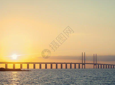 十字岭日出丹麦哥本哈根和瑞典马尔默之间的厄勒松桥日落景色背景